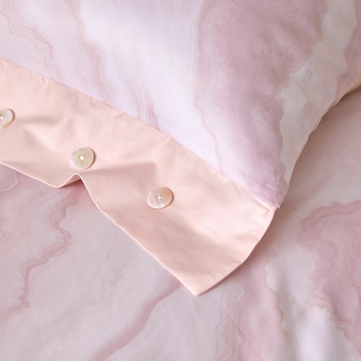 91家纺网 家纺一手货源 找家纺 梧桐树 2026新款60支长绒棉纯棉宽边纽扣系列四件套 N604山有色粉