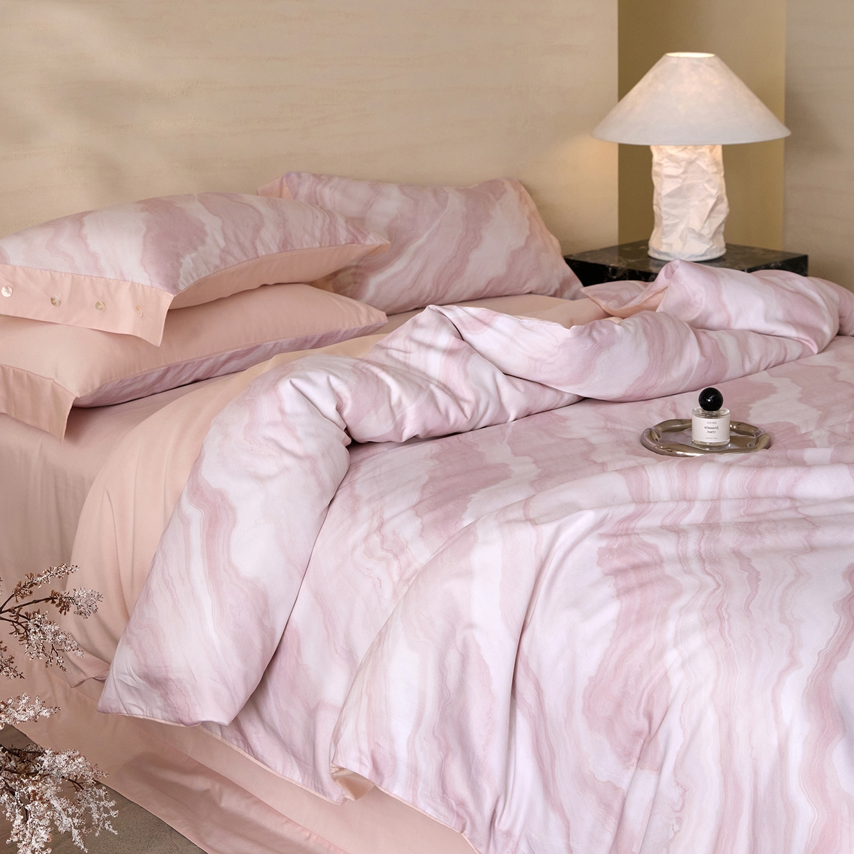 91家纺网 家纺一手货源 找家纺 梧桐树 2026新款60支长绒棉纯棉宽边纽扣系列四件套 N604山有色粉