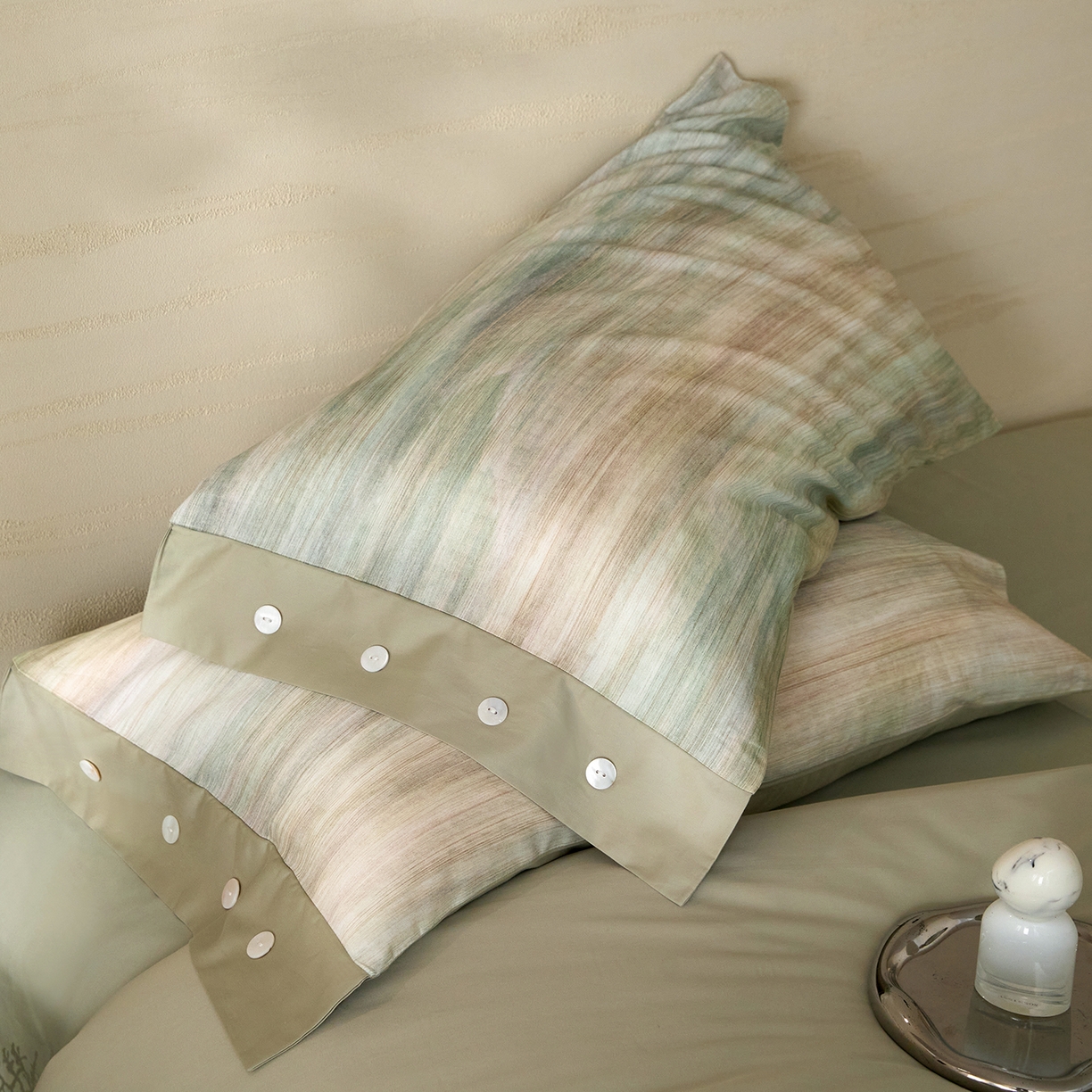 91家纺网 家纺一手货源 找家纺 梧桐树 2026新款60支长绒棉纯棉宽边纽扣系列四件套 N605摩卡绿