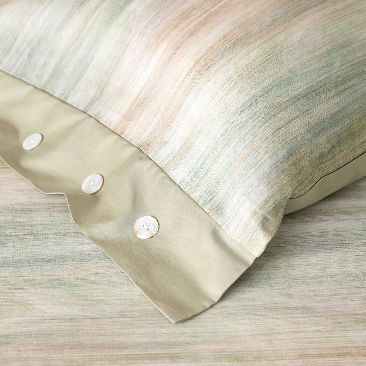 91家纺网 家纺一手货源 找家纺 梧桐树 2026新款60支长绒棉纯棉宽边纽扣系列四件套 N605摩卡绿