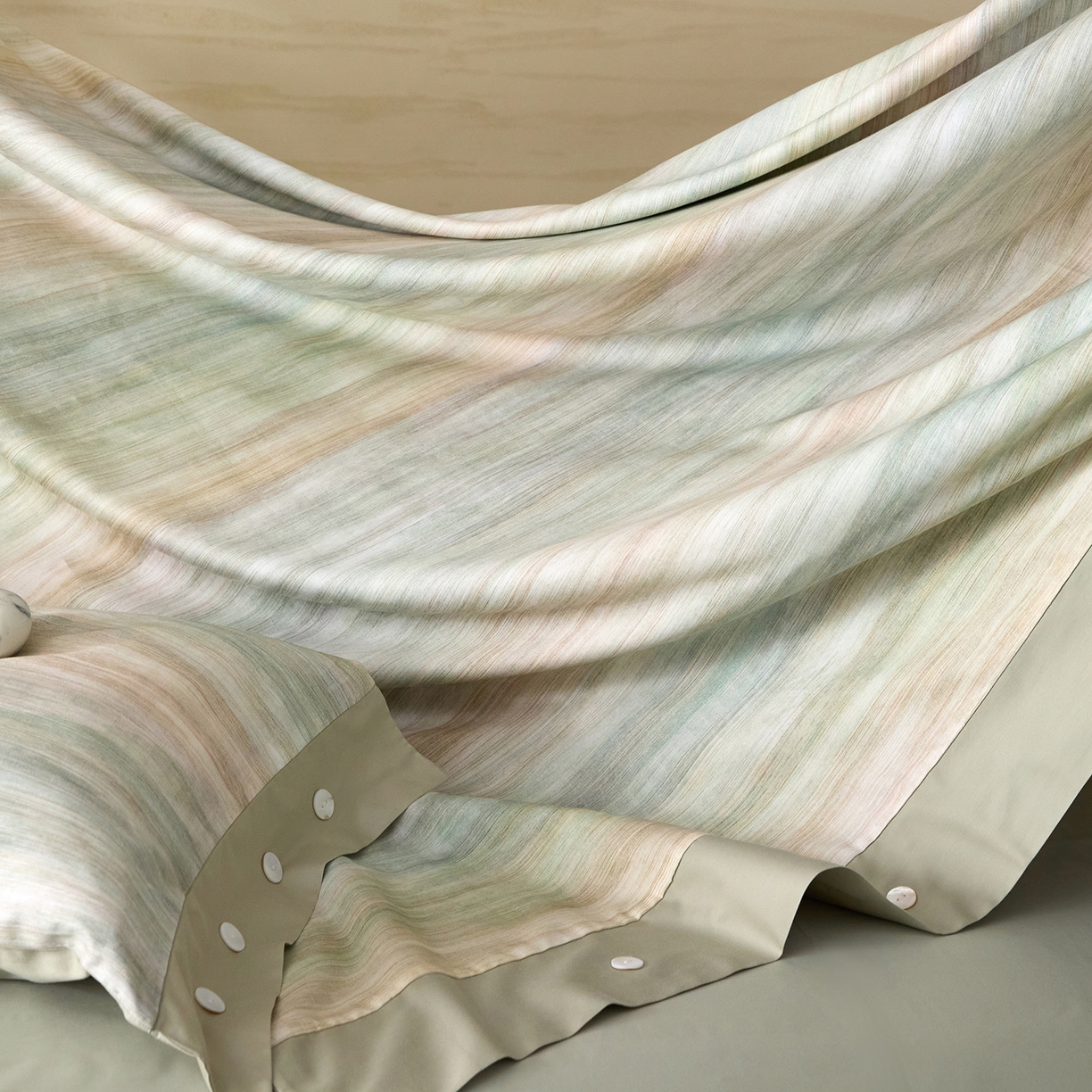 91家纺网 家纺一手货源 找家纺 梧桐树 2026新款60支长绒棉纯棉宽边纽扣系列四件套 N605摩卡绿