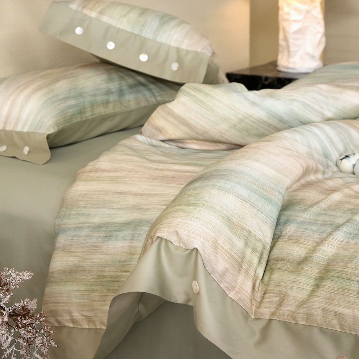 91家纺网 家纺一手货源 找家纺 梧桐树 2026新款60支长绒棉纯棉宽边纽扣系列四件套 N605摩卡绿