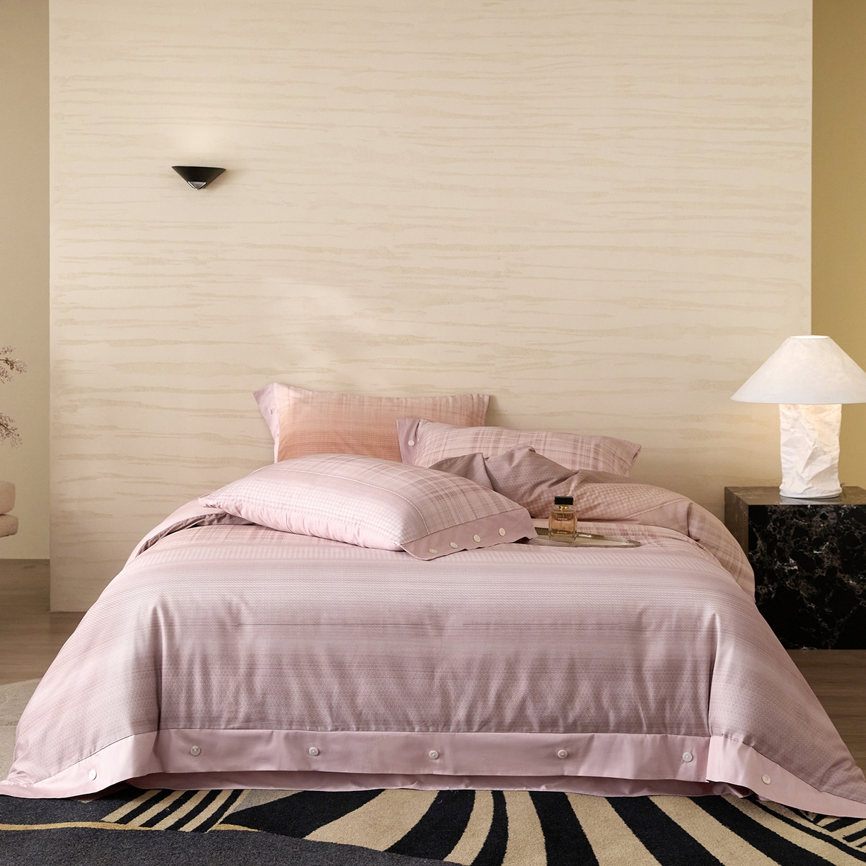 91家纺网 家纺一手货源 找家纺 梧桐树 2026新款60支长绒棉纯棉宽边纽扣系列四件套 N606可可西桔