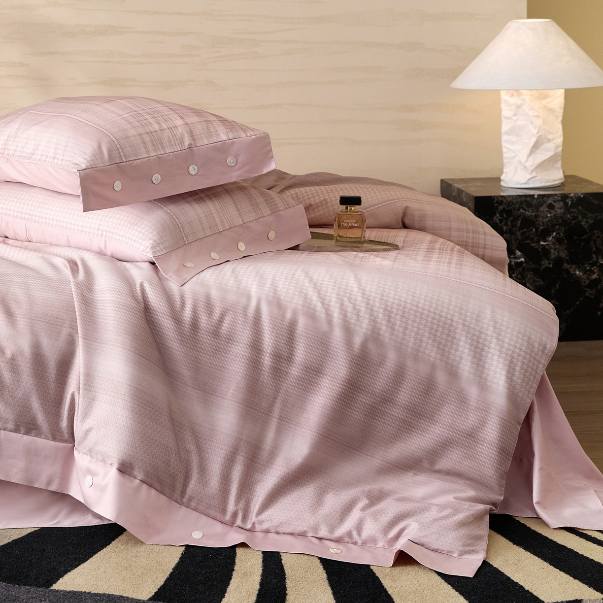 91家纺网 家纺一手货源 找家纺 梧桐树 2026新款60支长绒棉纯棉宽边纽扣系列四件套 N606可可西桔