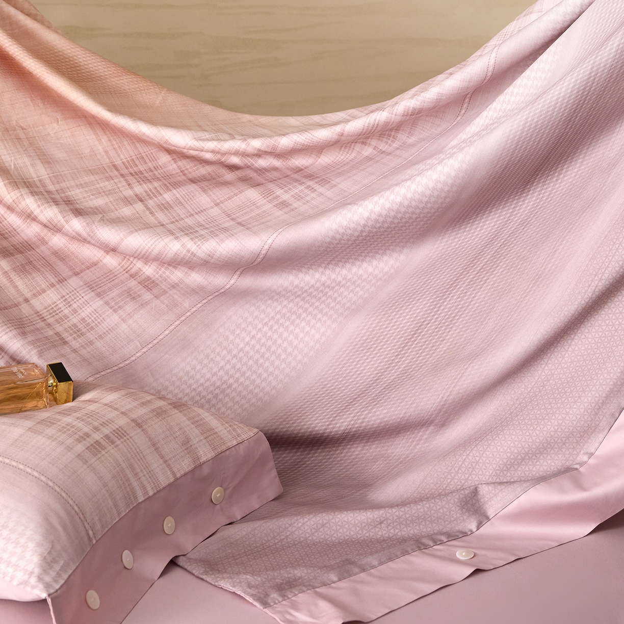 91家纺网 家纺一手货源 找家纺 梧桐树 2026新款60支长绒棉纯棉宽边纽扣系列四件套 N606可可西桔