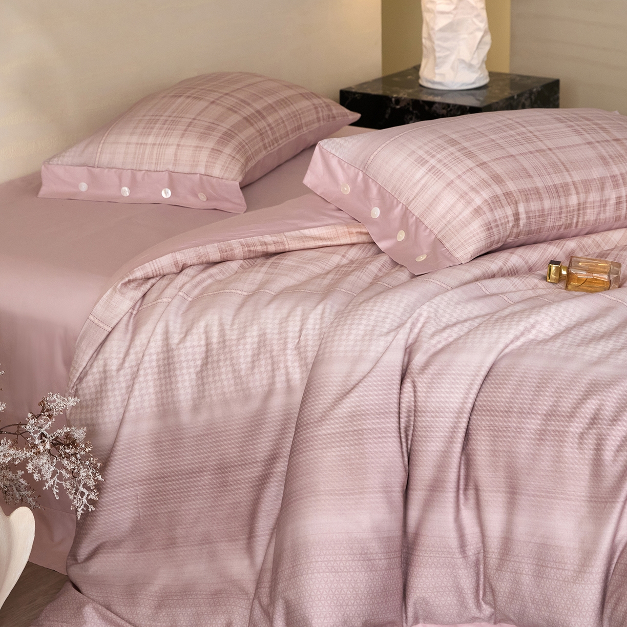 91家纺网 家纺一手货源 找家纺 梧桐树 2026新款60支长绒棉纯棉宽边纽扣系列四件套 N606可可西桔