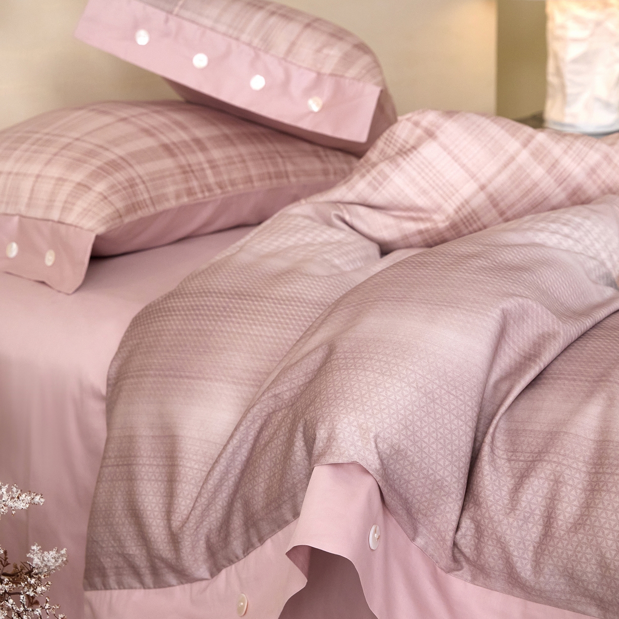 91家纺网 家纺一手货源 找家纺 梧桐树 2026新款60支长绒棉纯棉宽边纽扣系列四件套 N606可可西桔