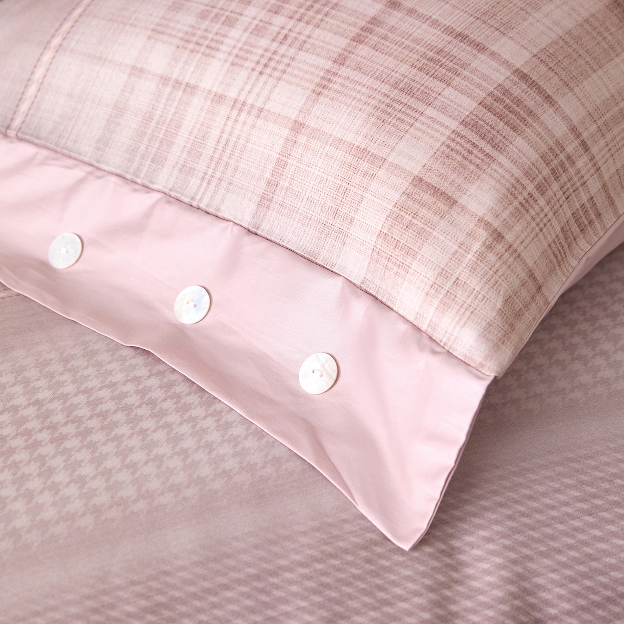 91家纺网 家纺一手货源 找家纺 梧桐树 2026新款60支长绒棉纯棉宽边纽扣系列四件套 N606可可西桔