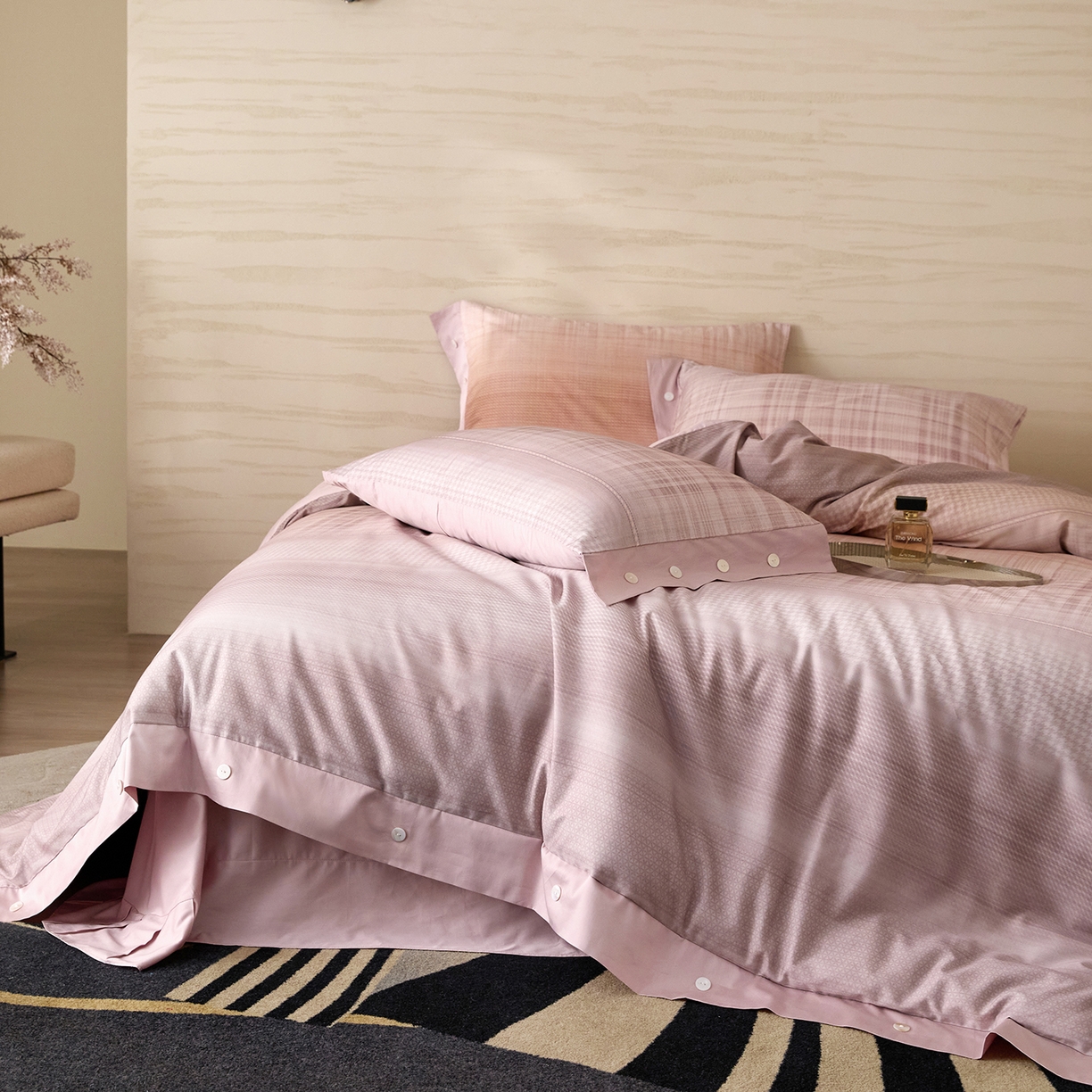 91家纺网 家纺一手货源 找家纺 梧桐树 2026新款60支长绒棉纯棉宽边纽扣系列四件套 N606可可西桔