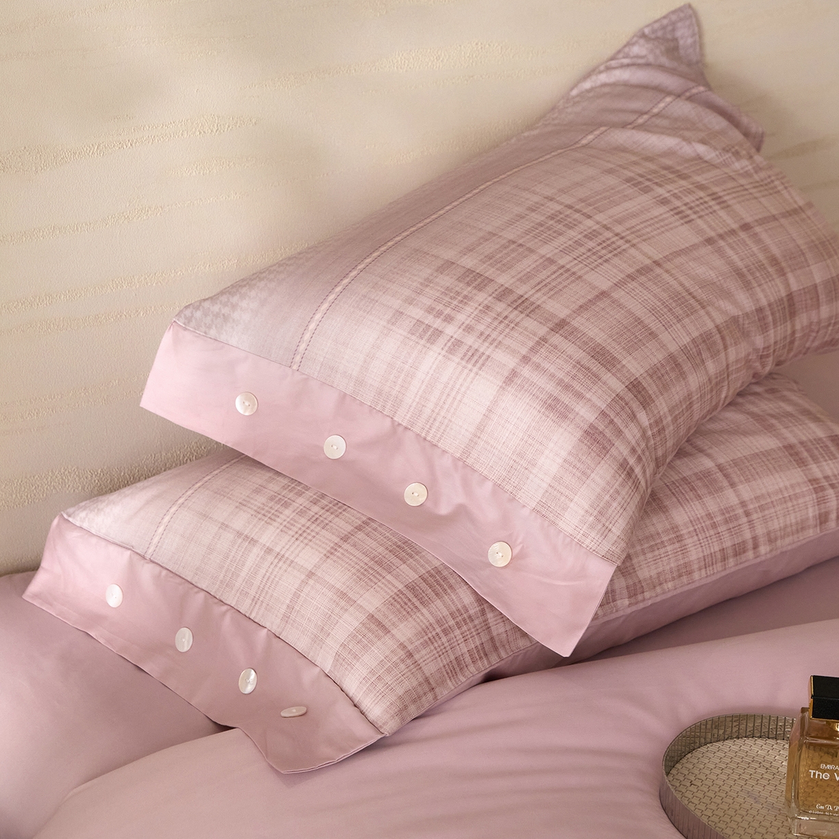 91家纺网 家纺一手货源 找家纺 梧桐树 2026新款60支长绒棉纯棉宽边纽扣系列四件套 N606可可西桔