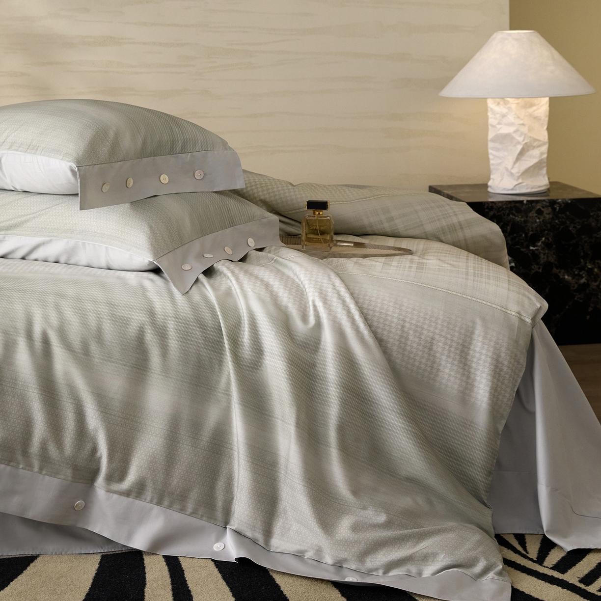 91家纺网 家纺一手货源 找家纺 梧桐树 2026新款60支长绒棉纯棉宽边纽扣系列四件套 N607可可西黄