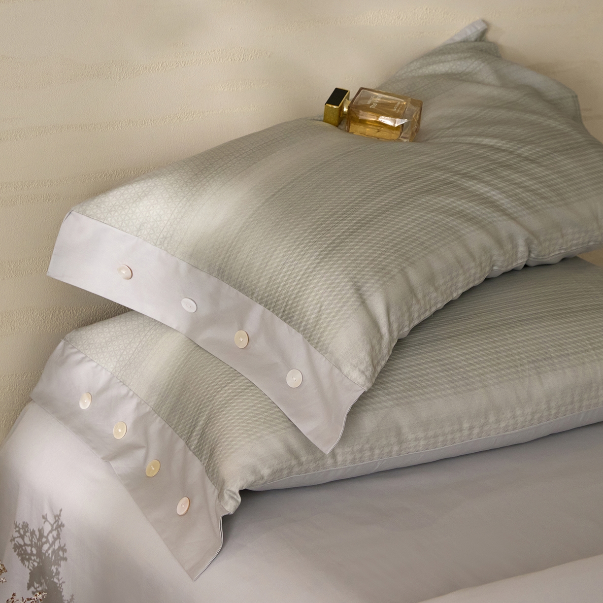 91家纺网 家纺一手货源 找家纺 梧桐树 2026新款60支长绒棉纯棉宽边纽扣系列四件套 N607可可西黄