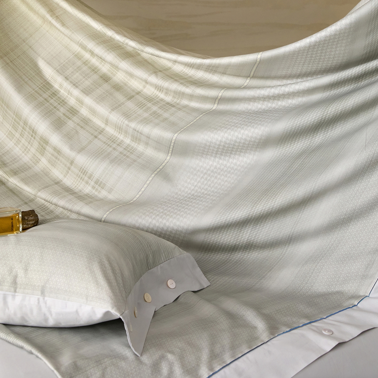 91家纺网 家纺一手货源 找家纺 梧桐树 2026新款60支长绒棉纯棉宽边纽扣系列四件套 N607可可西黄