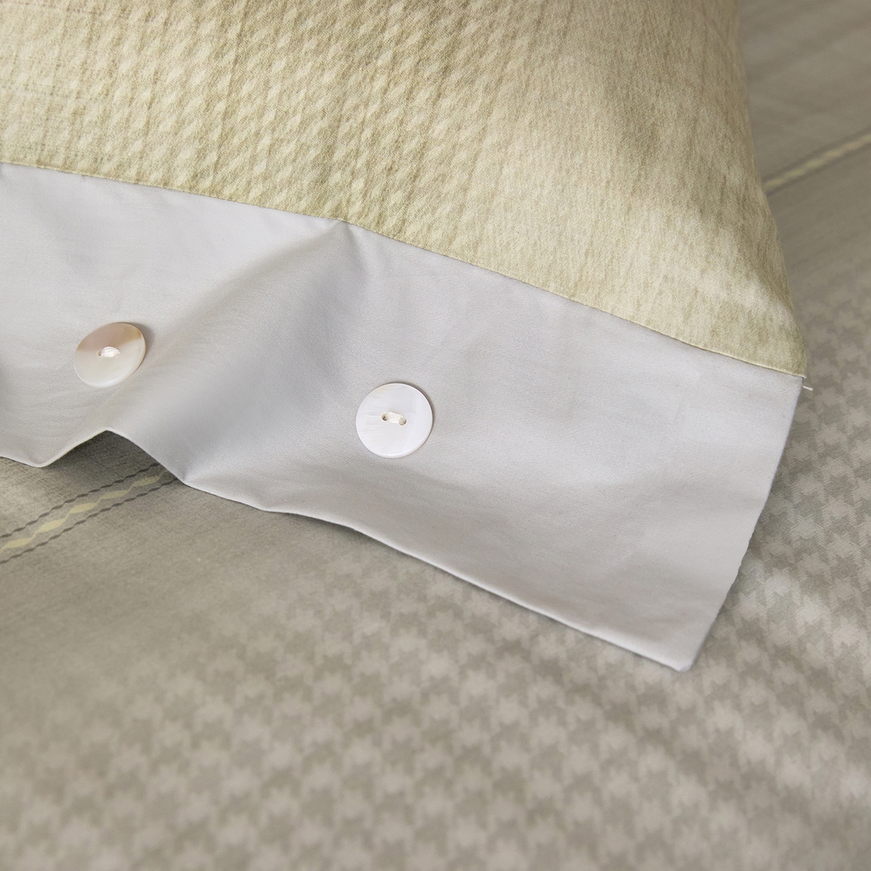 91家纺网 家纺一手货源 找家纺 梧桐树 2026新款60支长绒棉纯棉宽边纽扣系列四件套 N607可可西黄