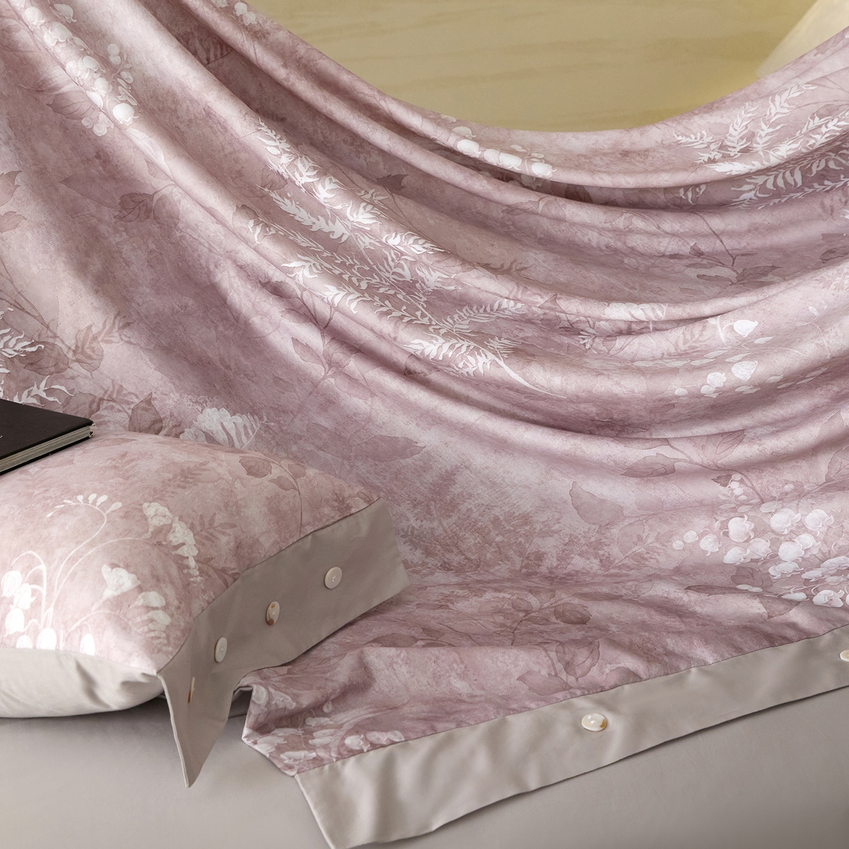 91家纺网 家纺一手货源 找家纺 梧桐树 2026新款60支长绒棉纯棉宽边纽扣系列四件套 N608埃莉诺豆沙