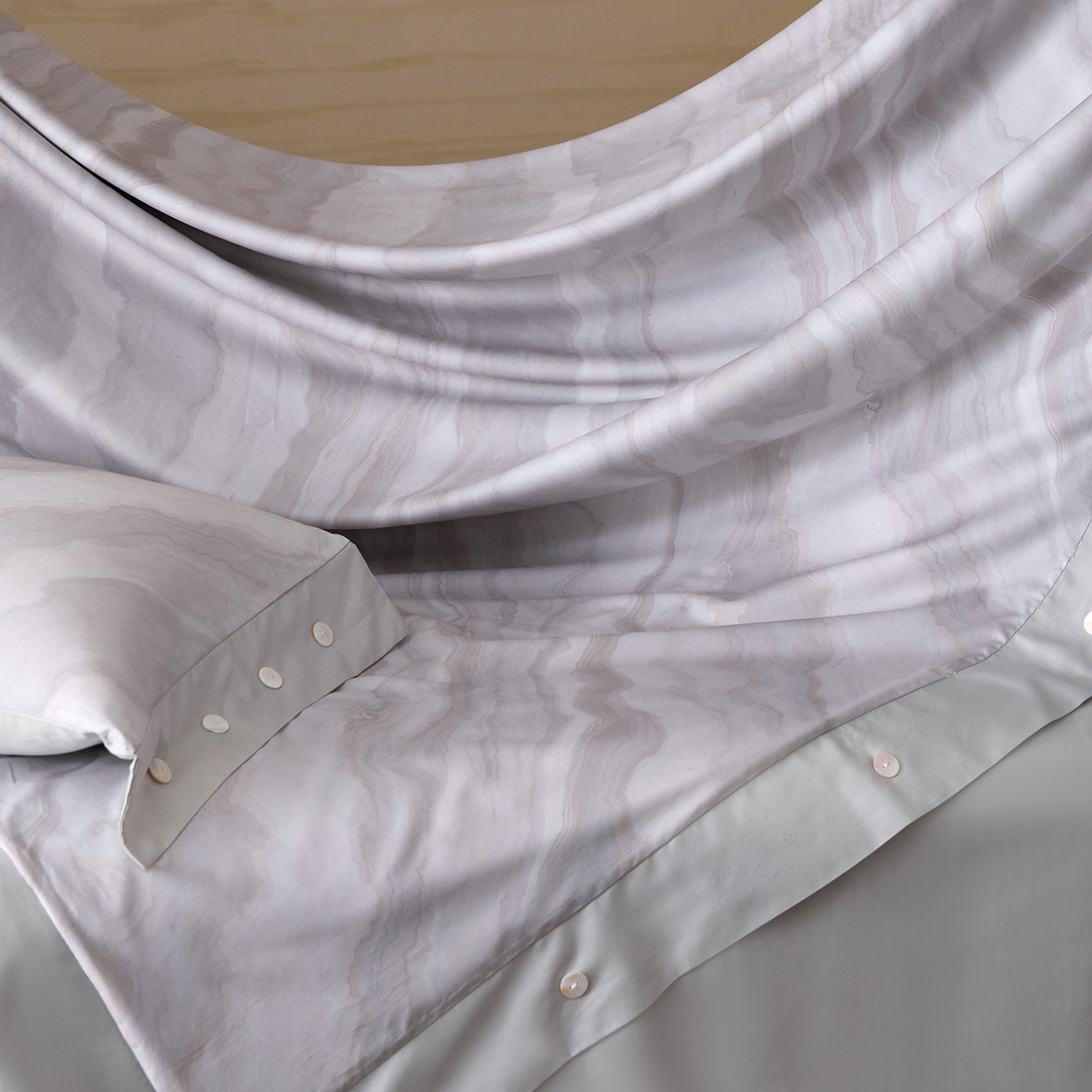 91家纺网 家纺一手货源 找家纺 梧桐树 2026新款60支长绒棉纯棉宽边纽扣系列四件套 N609山有色咖