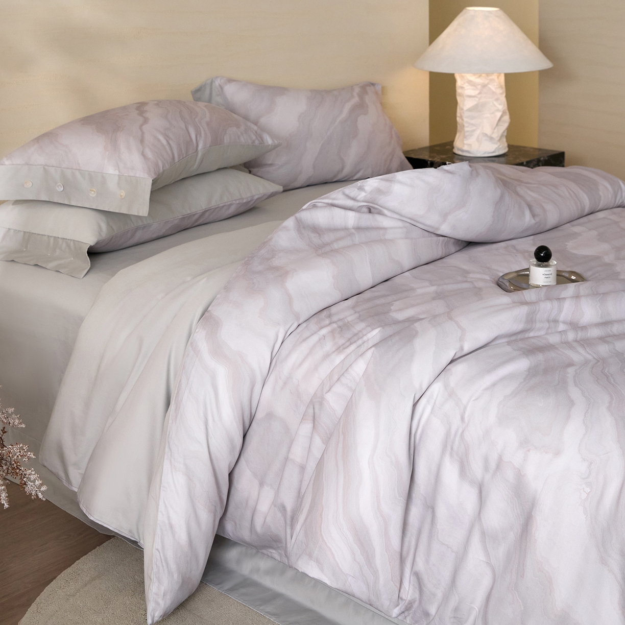 91家纺网 家纺一手货源 找家纺 梧桐树 2026新款60支长绒棉纯棉宽边纽扣系列四件套 N609山有色咖