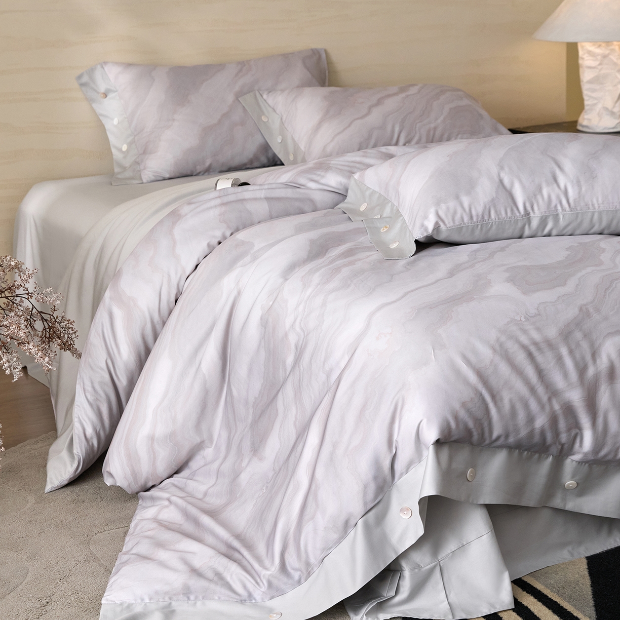 91家纺网 家纺一手货源 找家纺 梧桐树 2026新款60支长绒棉纯棉宽边纽扣系列四件套 N609山有色咖