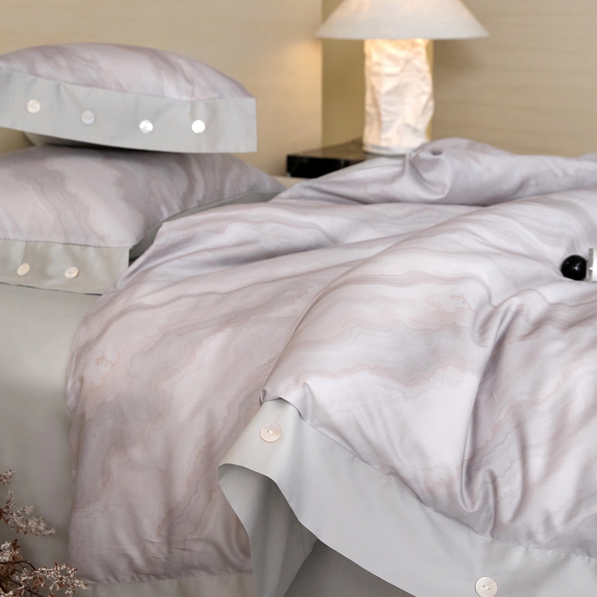 91家纺网 家纺一手货源 找家纺 梧桐树 2026新款60支长绒棉纯棉宽边纽扣系列四件套 N609山有色咖