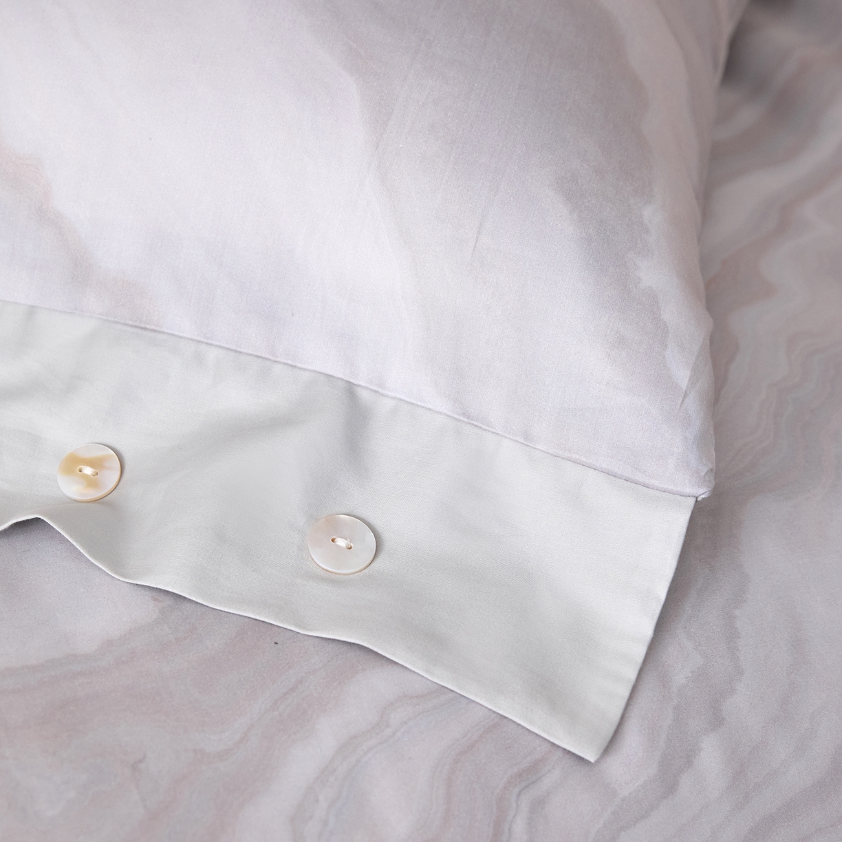 91家纺网 家纺一手货源 找家纺 梧桐树 2026新款60支长绒棉纯棉宽边纽扣系列四件套 N609山有色咖