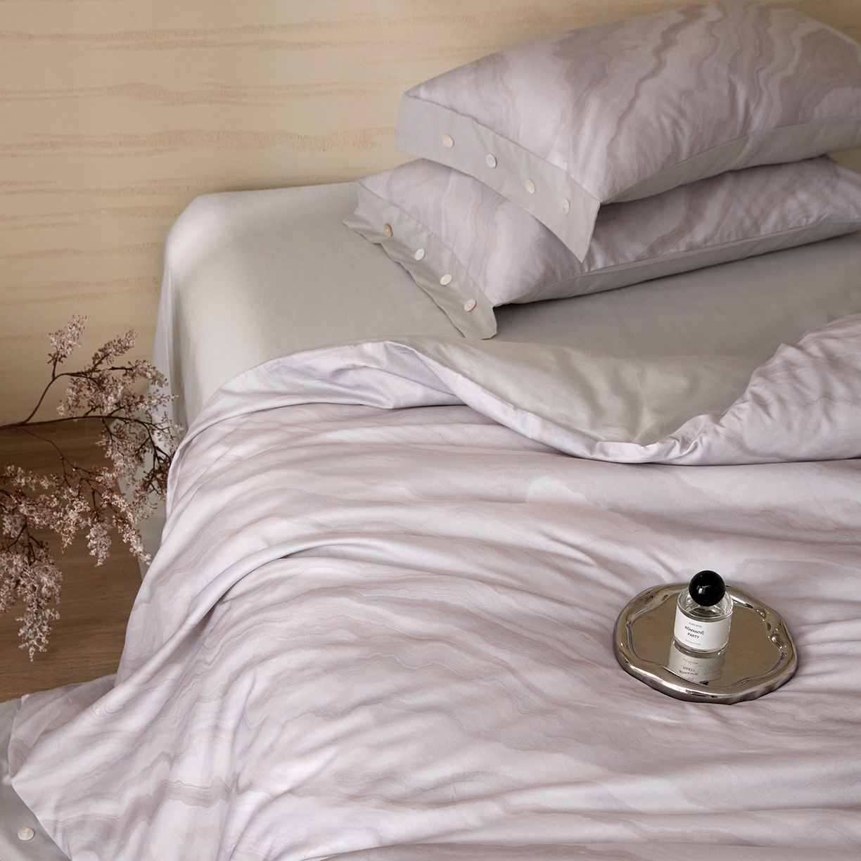 91家纺网 家纺一手货源 找家纺 梧桐树 2026新款60支长绒棉纯棉宽边纽扣系列四件套 N609山有色咖