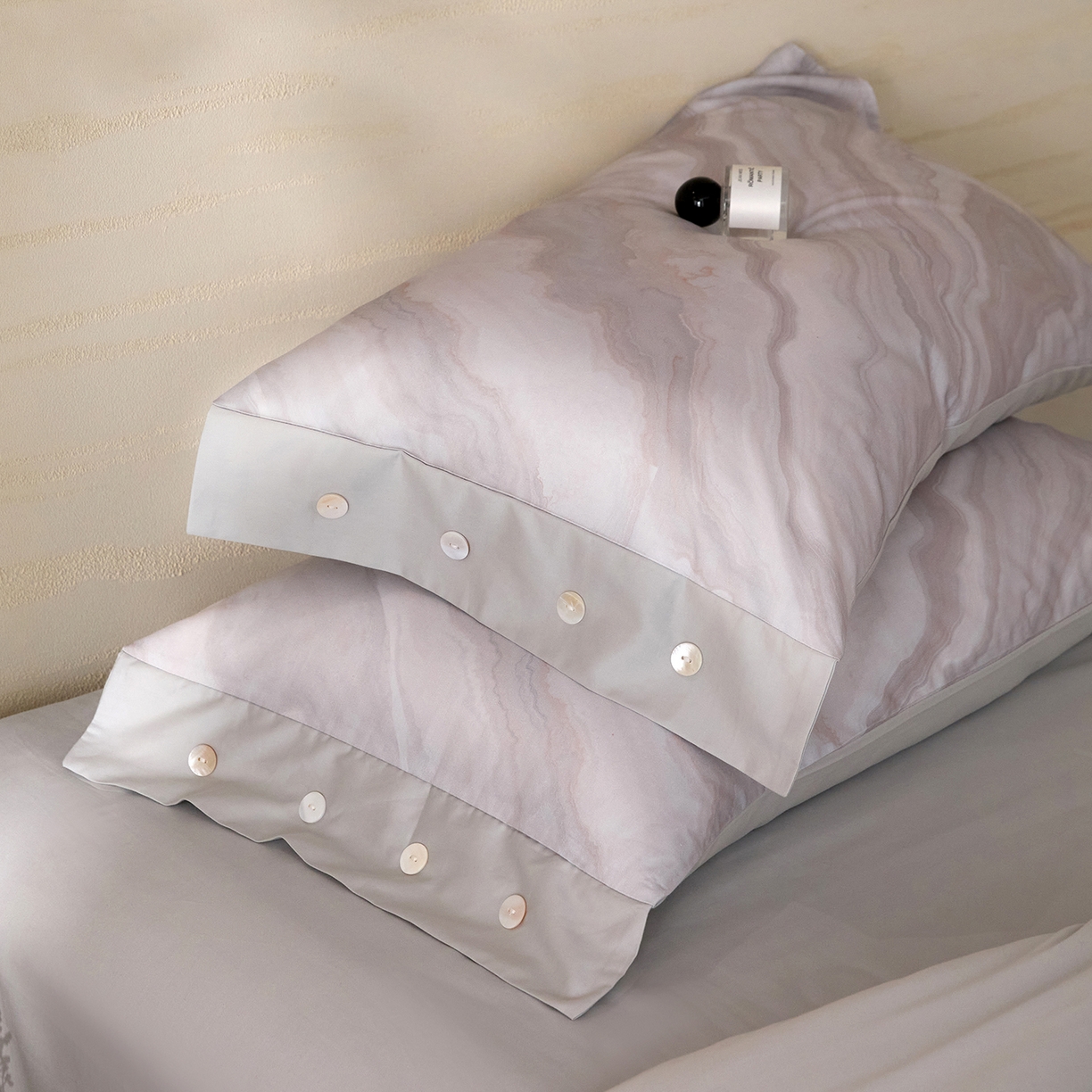 91家纺网 家纺一手货源 找家纺 梧桐树 2026新款60支长绒棉纯棉宽边纽扣系列四件套 N609山有色咖