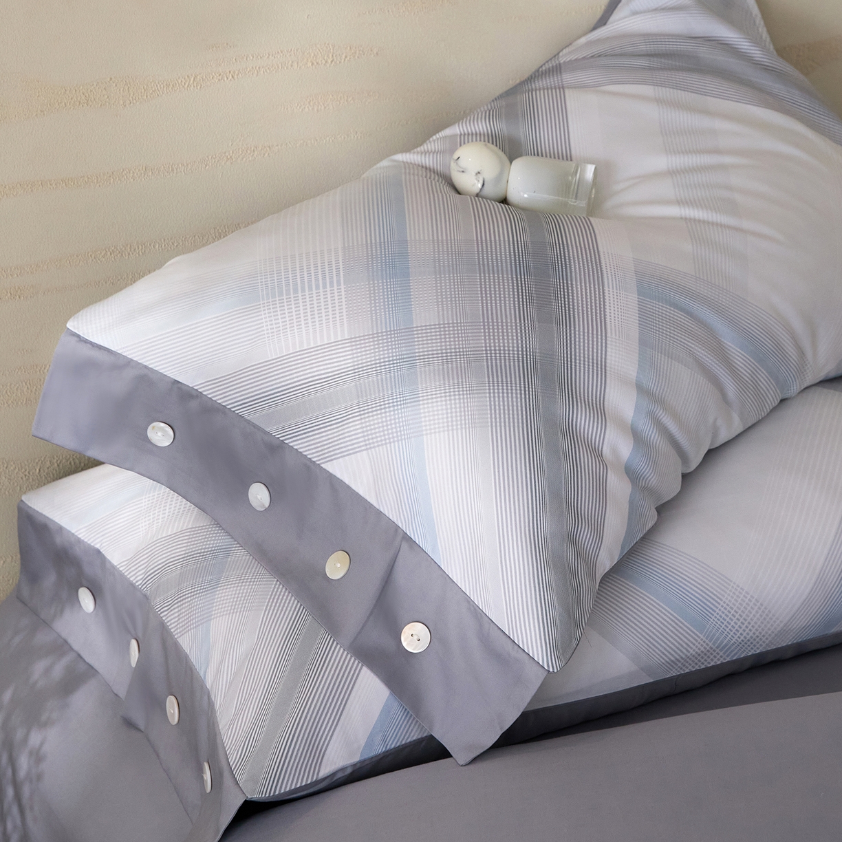 91家纺网 家纺一手货源 找家纺 梧桐树 2026新款60支长绒棉纯棉宽边纽扣系列四件套 N610格珊蓝