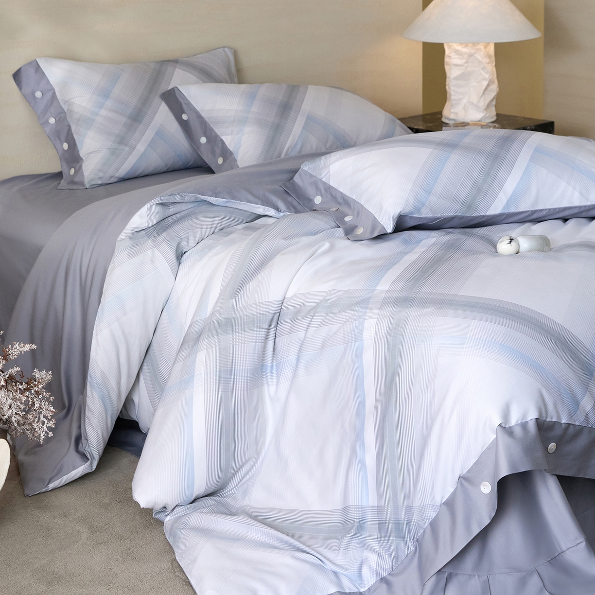 91家纺网 家纺一手货源 找家纺 梧桐树 2026新款60支长绒棉纯棉宽边纽扣系列四件套 N610格珊蓝