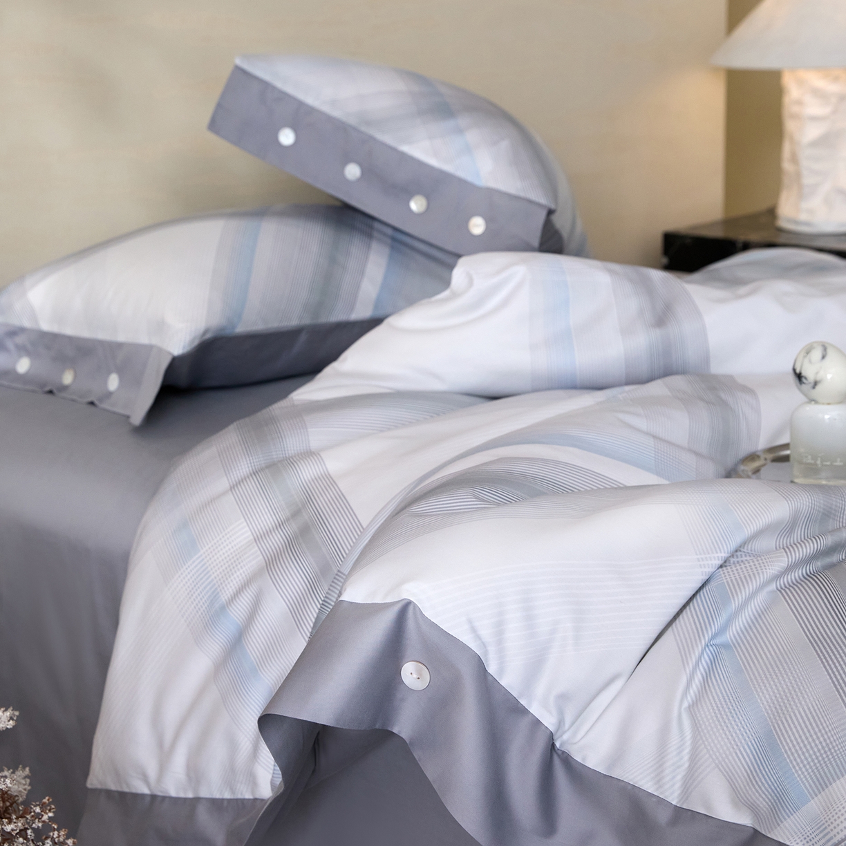 91家纺网 家纺一手货源 找家纺 梧桐树 2026新款60支长绒棉纯棉宽边纽扣系列四件套 N610格珊蓝