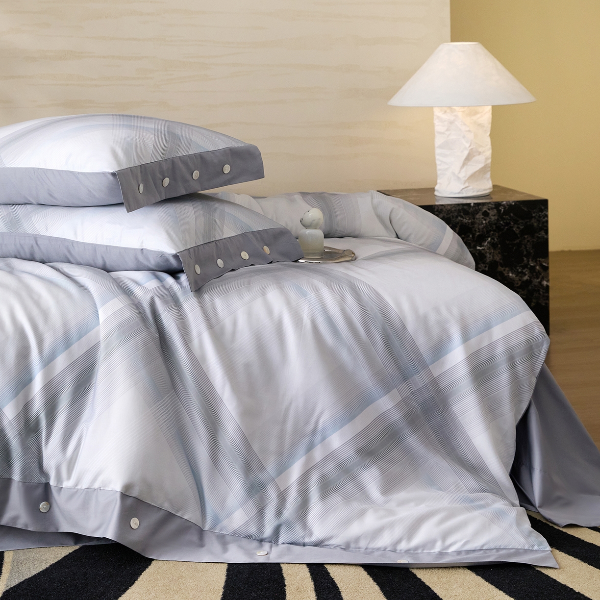 91家纺网 家纺一手货源 找家纺 梧桐树 2026新款60支长绒棉纯棉宽边纽扣系列四件套 N610格珊蓝