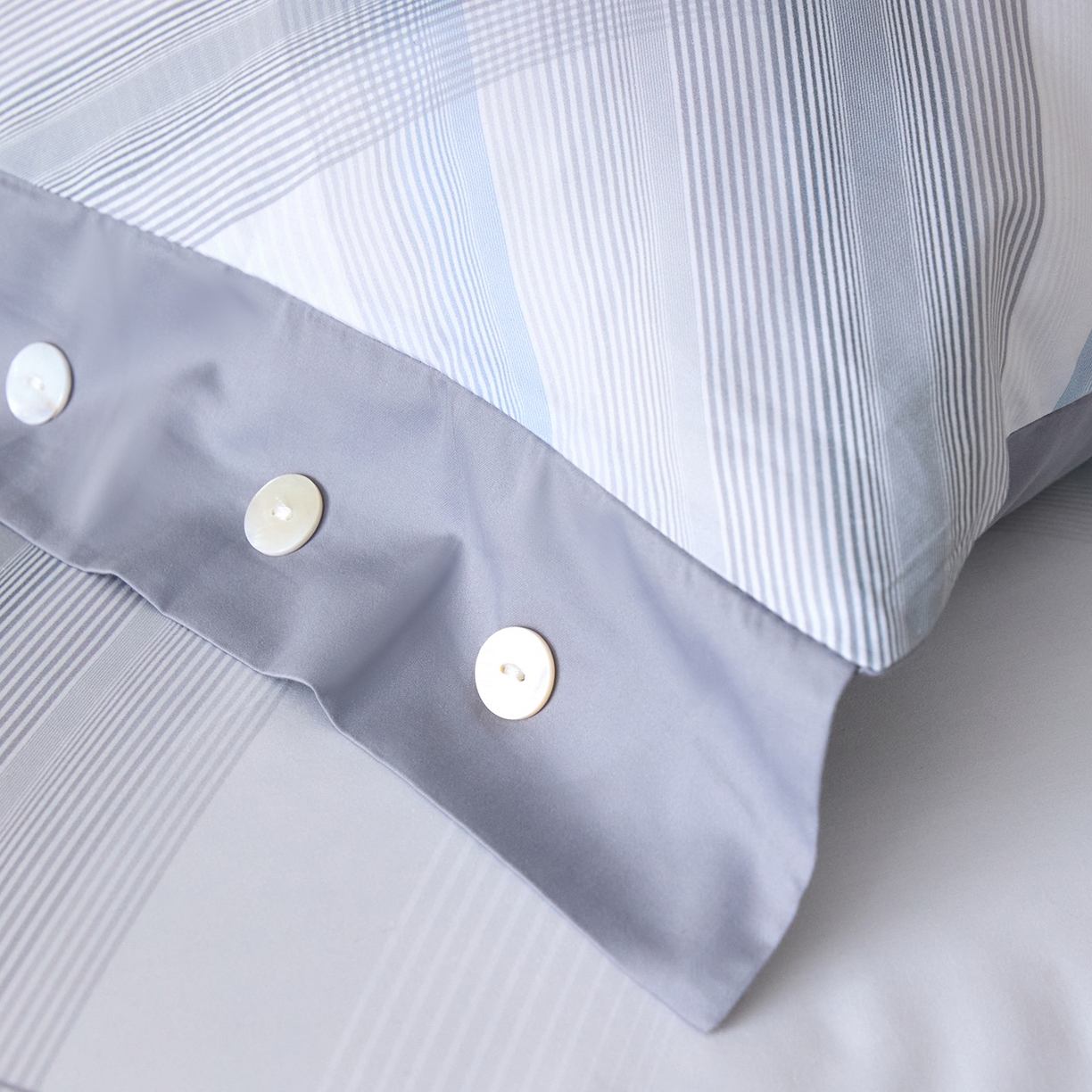 91家纺网 家纺一手货源 找家纺 梧桐树 2026新款60支长绒棉纯棉宽边纽扣系列四件套 N610格珊蓝