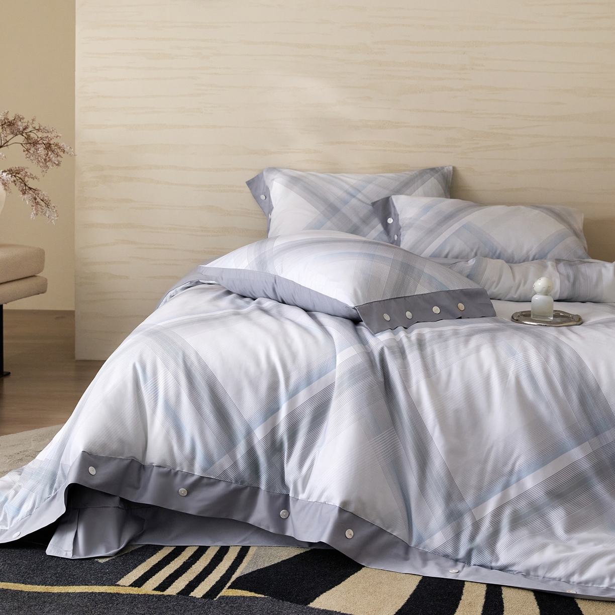 91家纺网 家纺一手货源 找家纺 梧桐树 2026新款60支长绒棉纯棉宽边纽扣系列四件套 N610格珊蓝