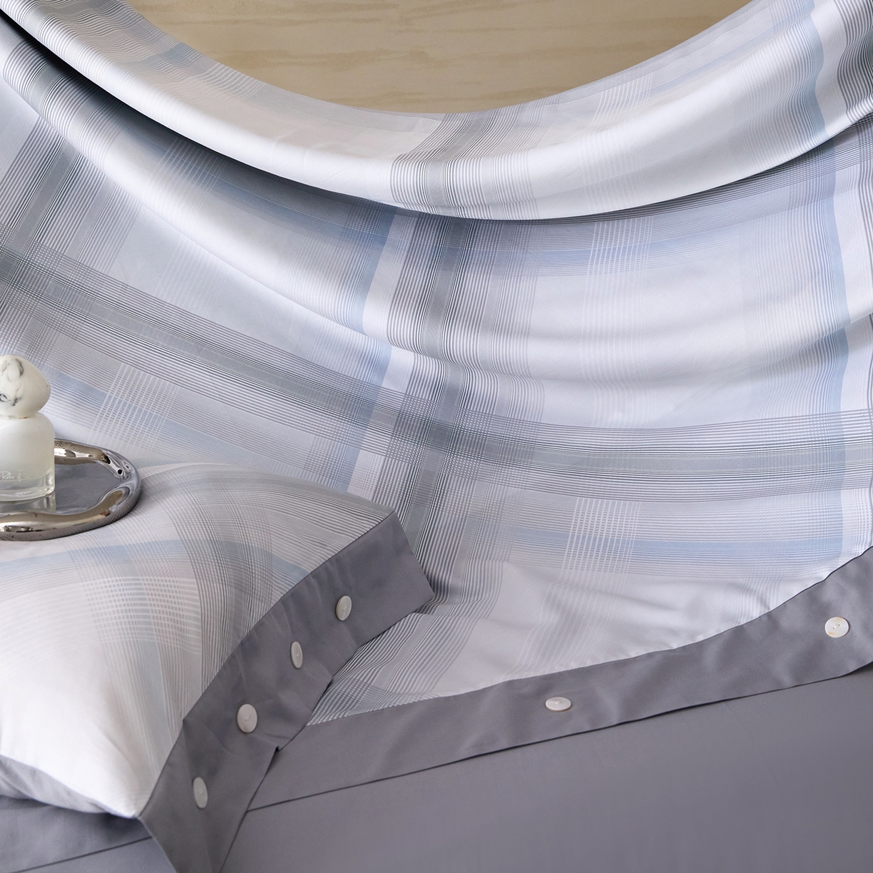 91家纺网 家纺一手货源 找家纺 梧桐树 2026新款60支长绒棉纯棉宽边纽扣系列四件套 N610格珊蓝