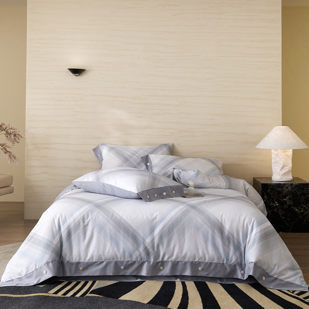 91家纺网 家纺一手货源 找家纺 梧桐树 2026新款60支长绒棉纯棉宽边纽扣系列四件套 N610格珊蓝