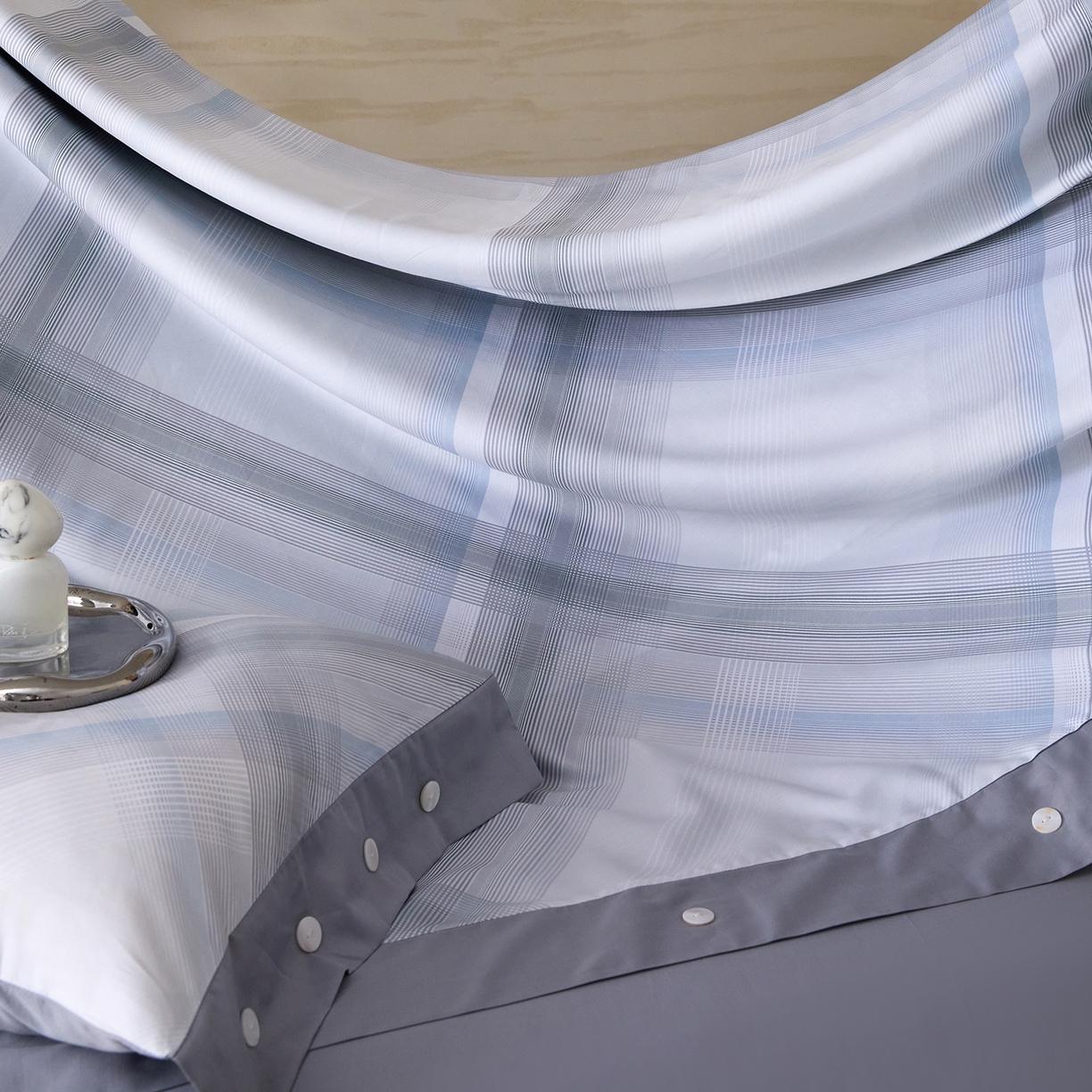 91家纺网 家纺一手货源 找家纺 梧桐树 2026新款60支长绒棉纯棉宽边纽扣系列四件套 N610格珊蓝