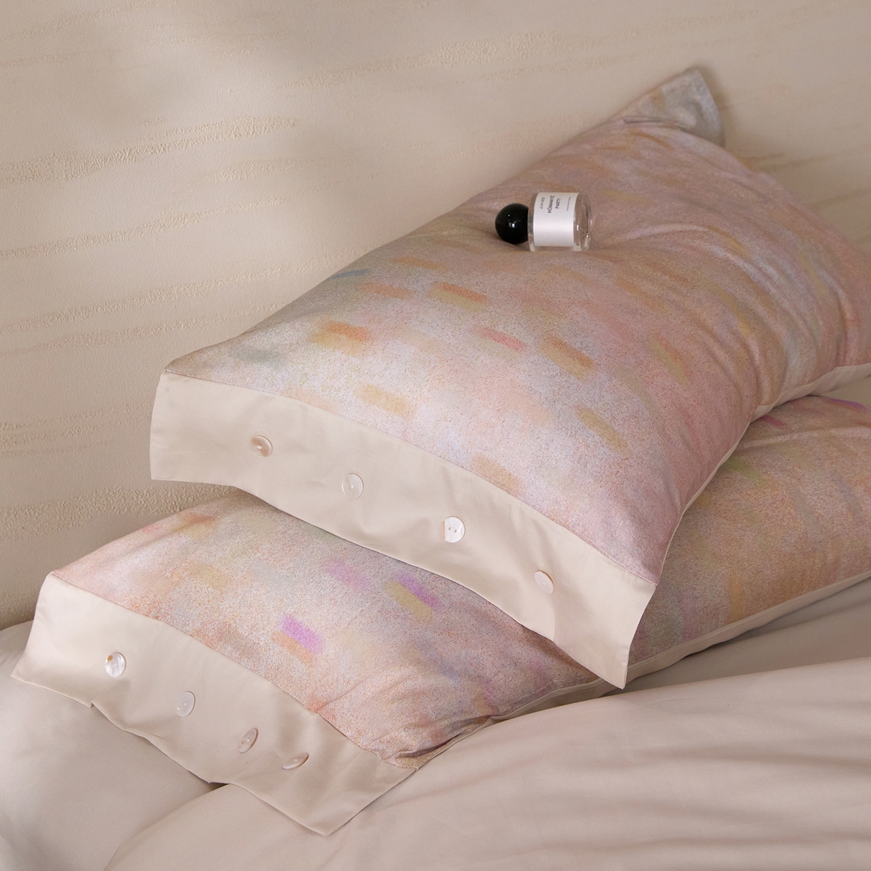 91家纺网 家纺一手货源 找家纺 梧桐树 2026新款60支长绒棉纯棉宽边纽扣系列四件套 N611繁星