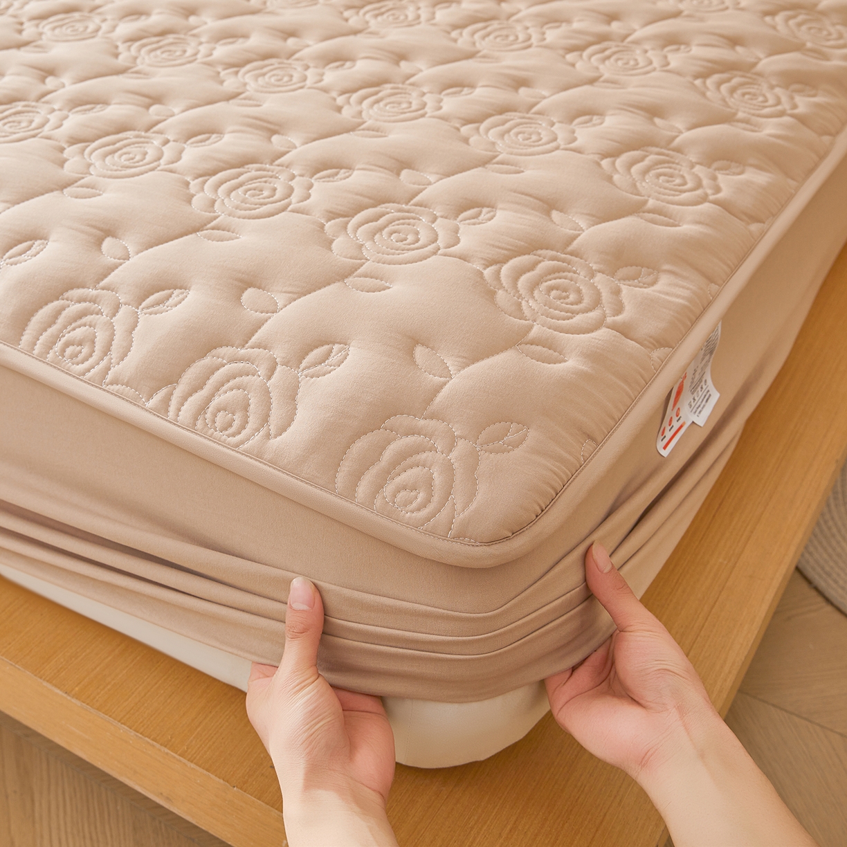 91家纺网 家纺一手货源 找家纺 柔品 2026新款牛奶棉蚕蛹蛋白夹棉单床笠 床笠单件-玫瑰伊人 玫瑰伊人 卡其