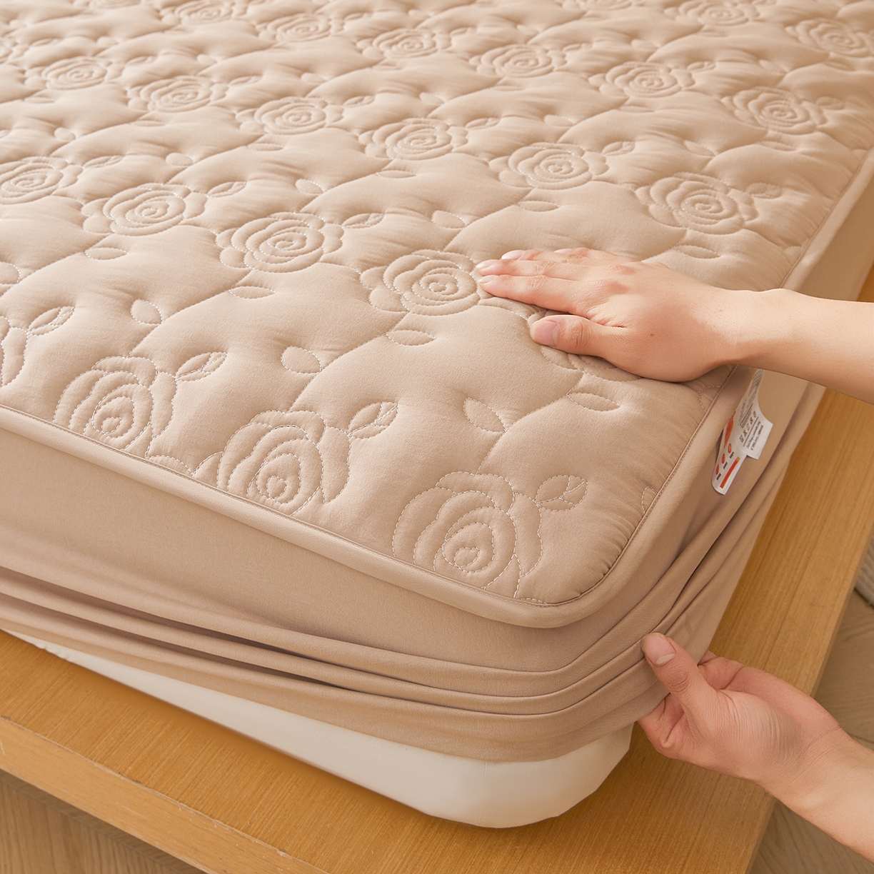 91家纺网 家纺一手货源 找家纺 柔品 2026新款牛奶棉蚕蛹蛋白夹棉单床笠 床笠单件-玫瑰伊人 玫瑰伊人 卡其