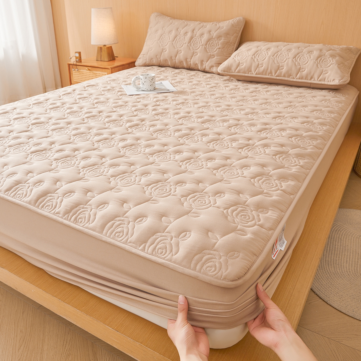 91家纺网 家纺一手货源 找家纺 柔品 2026新款牛奶棉蚕蛹蛋白夹棉单床笠 床笠单件-玫瑰伊人 玫瑰伊人 卡其