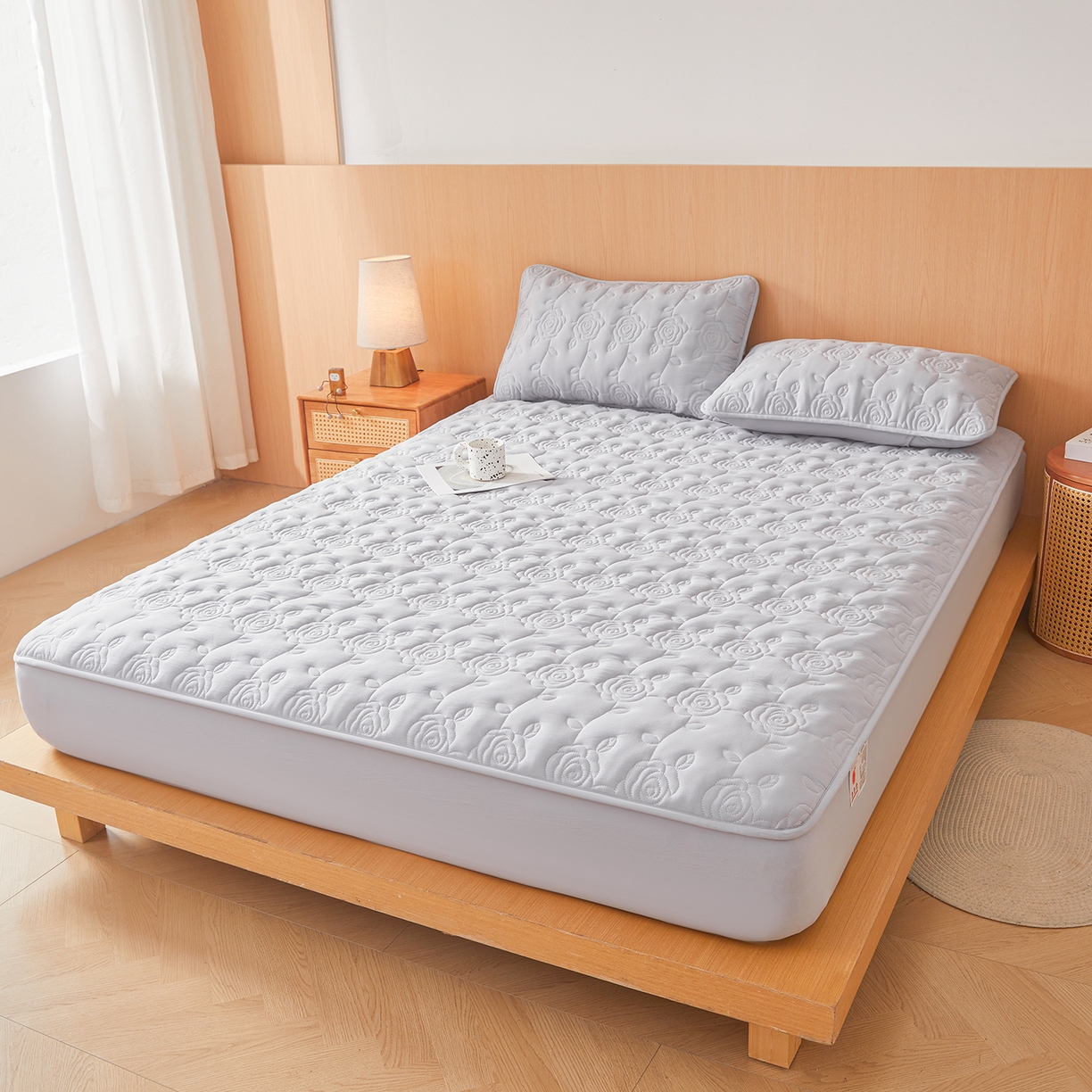 91家纺网 家纺一手货源 找家纺 柔品 2026新款牛奶棉蚕蛹蛋白夹棉单床笠 床笠单件-玫瑰伊人 玫瑰伊人 浅灰