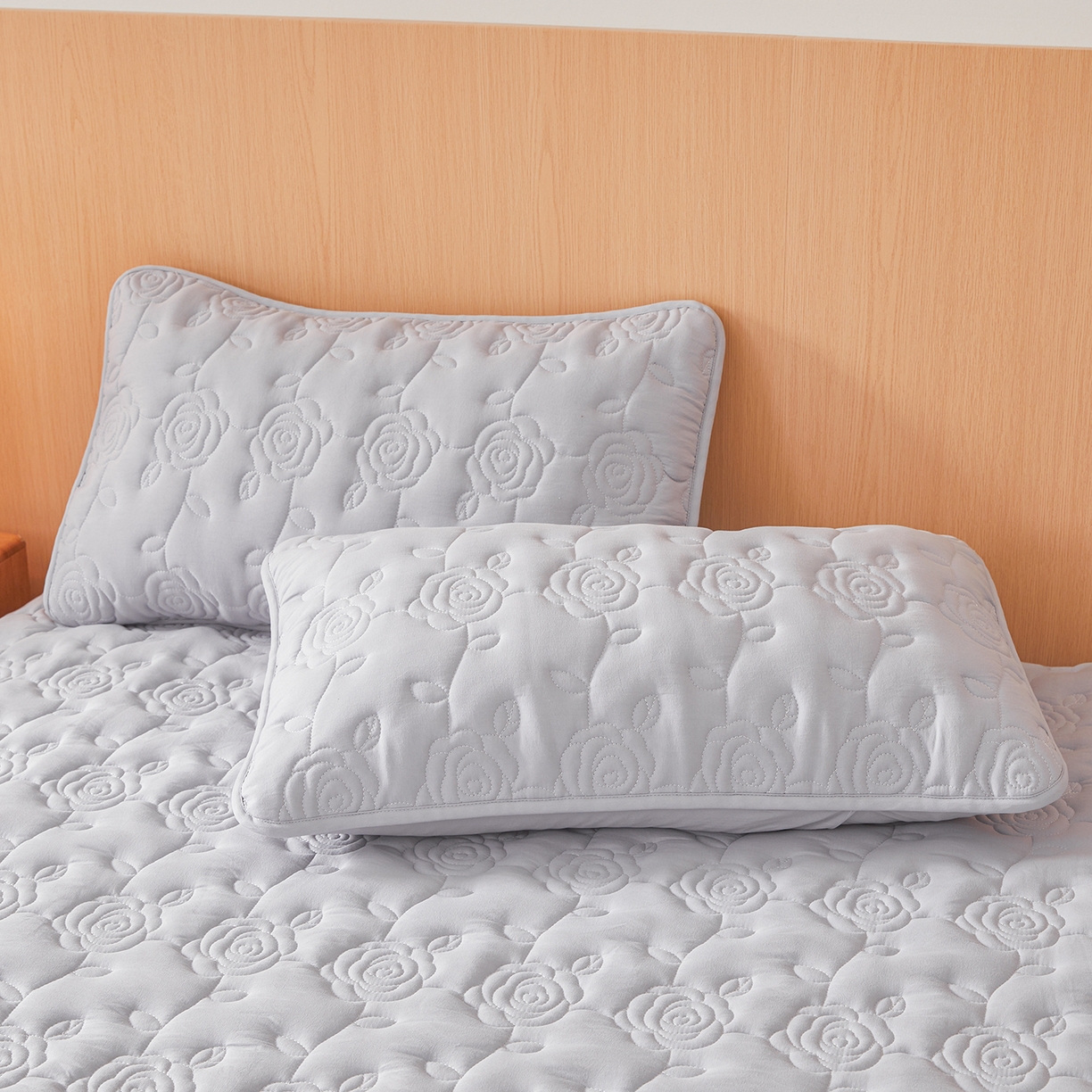 91家纺网 家纺一手货源 找家纺 柔品 2026新款牛奶棉蚕蛹蛋白夹棉单床笠 床笠单件-玫瑰伊人 玫瑰伊人 浅灰