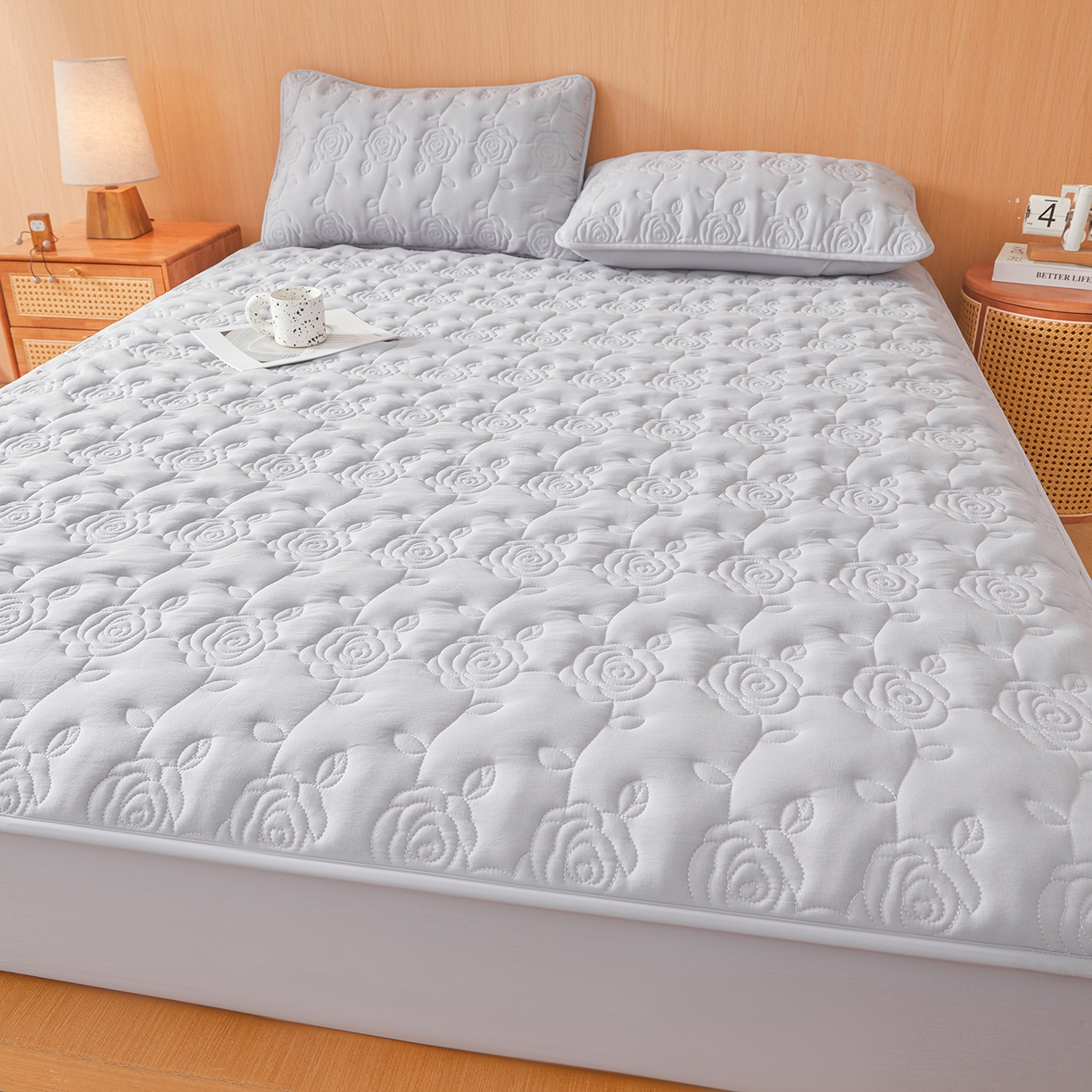 91家纺网 家纺一手货源 找家纺 柔品 2026新款牛奶棉蚕蛹蛋白夹棉单床笠 床笠单件-玫瑰伊人 玫瑰伊人 浅灰