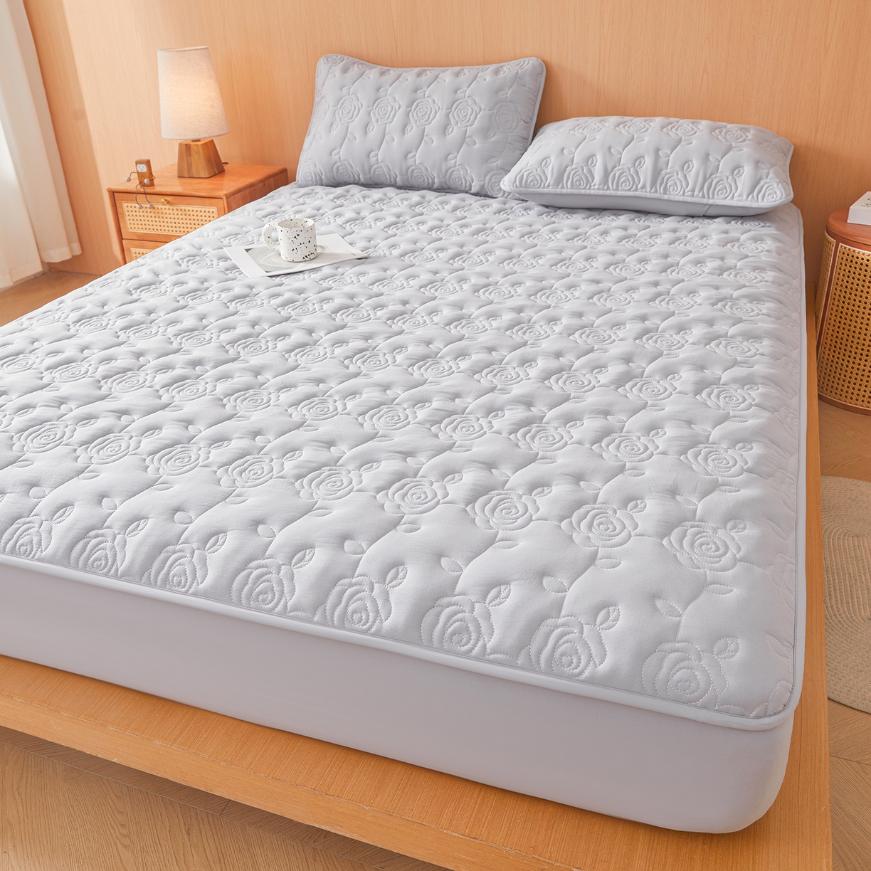 91家纺网 家纺一手货源 找家纺 柔品 2026新款牛奶棉蚕蛹蛋白夹棉单床笠 床笠单件-玫瑰伊人 玫瑰伊人 浅灰