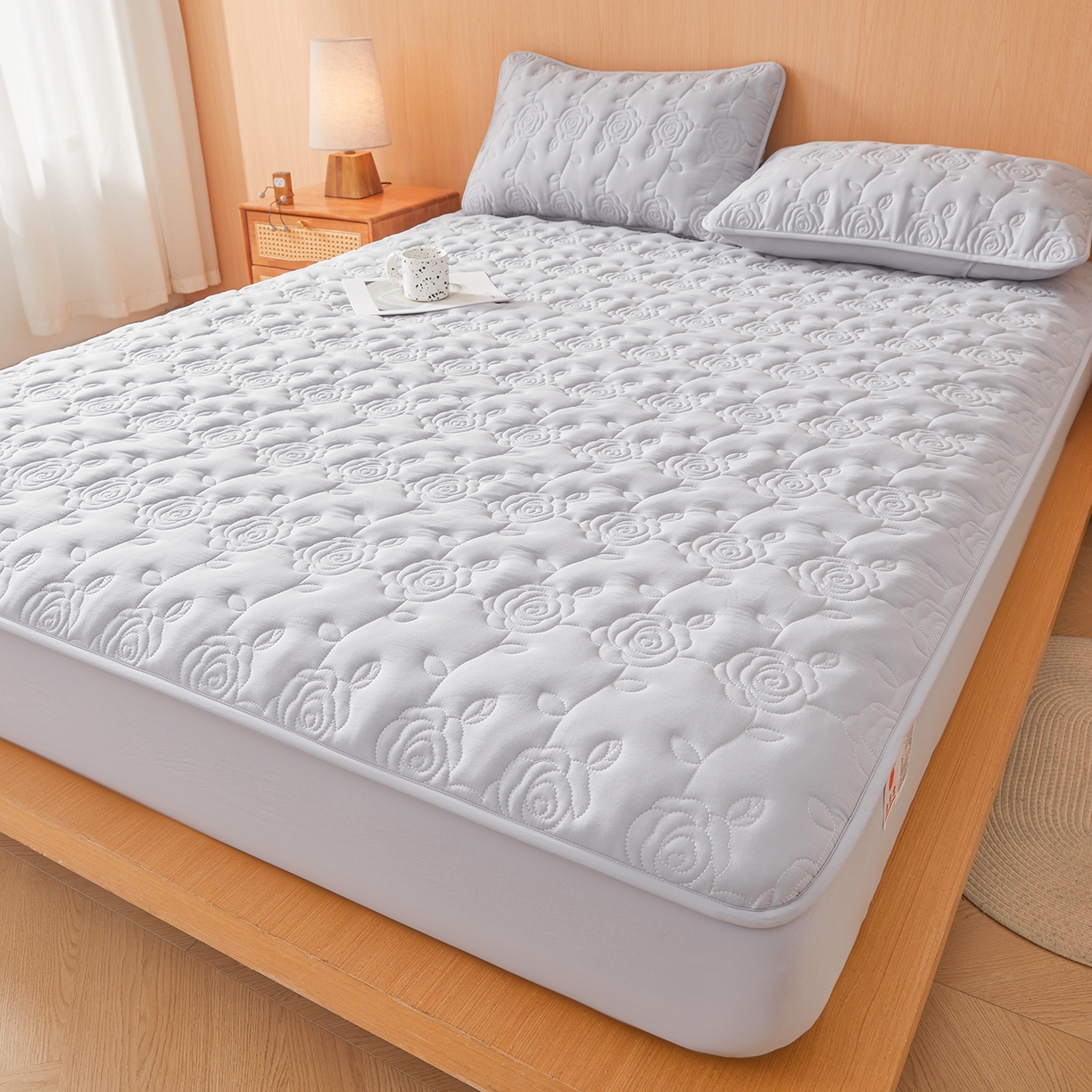 91家纺网 家纺一手货源 找家纺 柔品 2026新款牛奶棉蚕蛹蛋白夹棉单床笠 床笠单件-玫瑰伊人 玫瑰伊人 浅灰