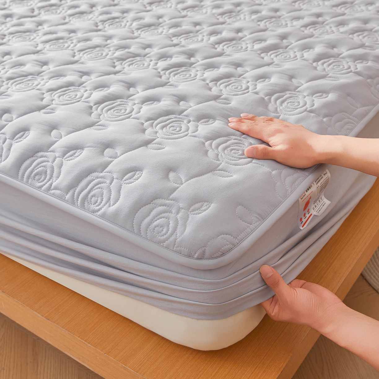 91家纺网 家纺一手货源 找家纺 柔品 2026新款牛奶棉蚕蛹蛋白夹棉单床笠 床笠单件-玫瑰伊人 玫瑰伊人 浅灰