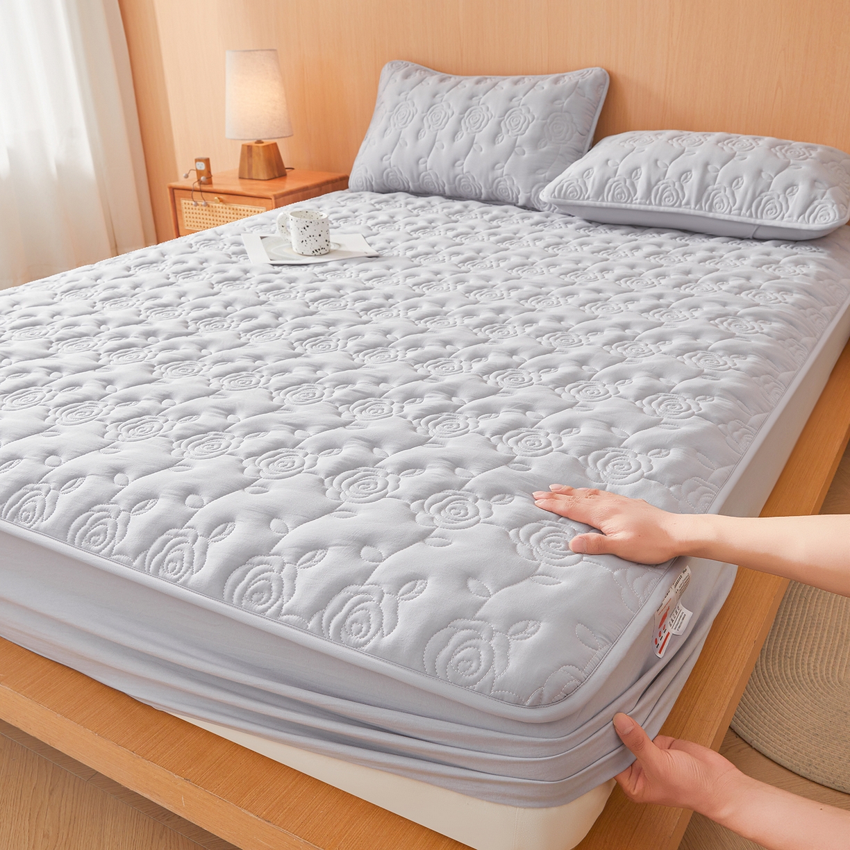 91家纺网 家纺一手货源 找家纺 柔品 2026新款牛奶棉蚕蛹蛋白夹棉单床笠 床笠单件-玫瑰伊人 玫瑰伊人 浅灰