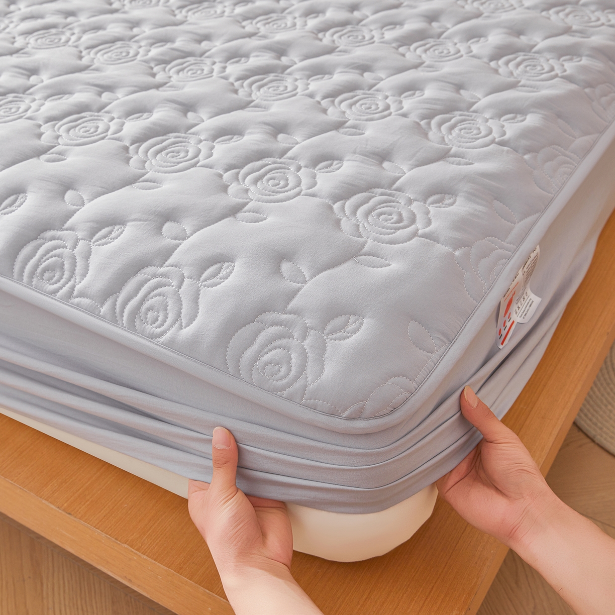 91家纺网 家纺一手货源 找家纺 柔品 2026新款牛奶棉蚕蛹蛋白夹棉单床笠 床笠单件-玫瑰伊人 玫瑰伊人 浅灰