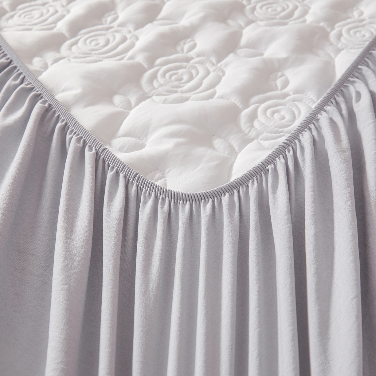 91家纺网 家纺一手货源 找家纺 柔品 2026新款牛奶棉蚕蛹蛋白夹棉单床笠 床笠单件-玫瑰伊人 玫瑰伊人 浅灰