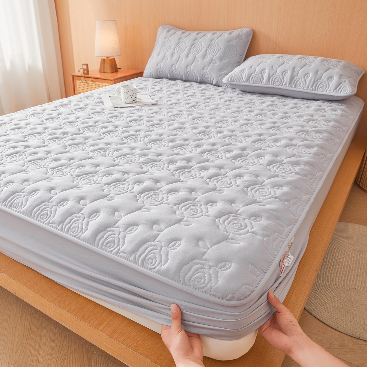 91家纺网 家纺一手货源 找家纺 柔品 2026新款牛奶棉蚕蛹蛋白夹棉单床笠 床笠单件-玫瑰伊人 玫瑰伊人 浅灰