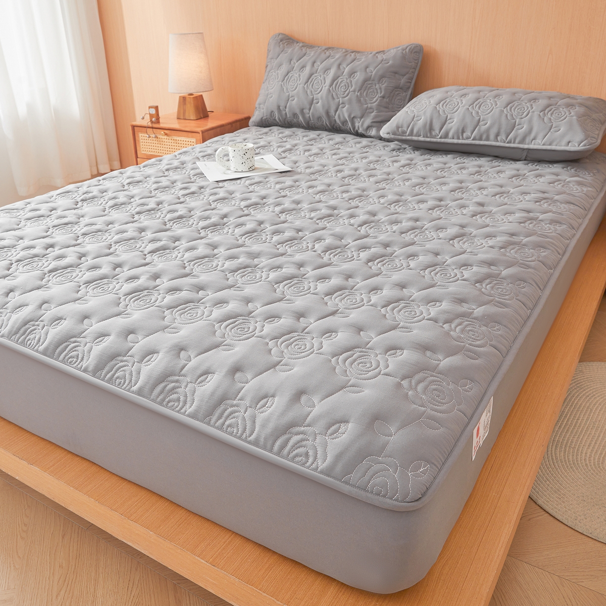 91家纺网 家纺一手货源 找家纺 柔品 2026新款牛奶棉蚕蛹蛋白夹棉单床笠 床笠单件-玫瑰伊人 玫瑰伊人 深灰